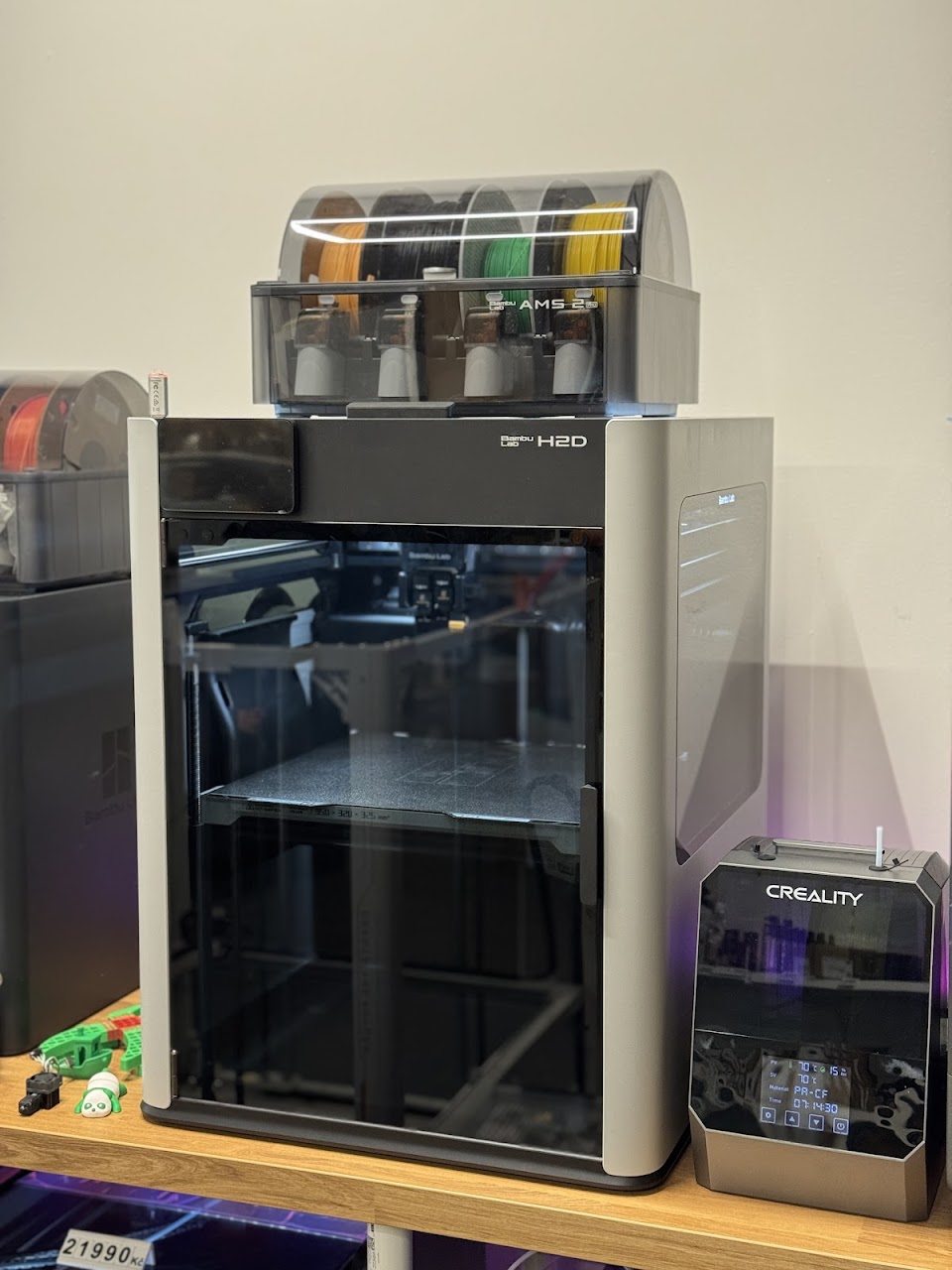 Bambu Lab H2D mit AMS-Einheit für automatischen Filamentwechsel