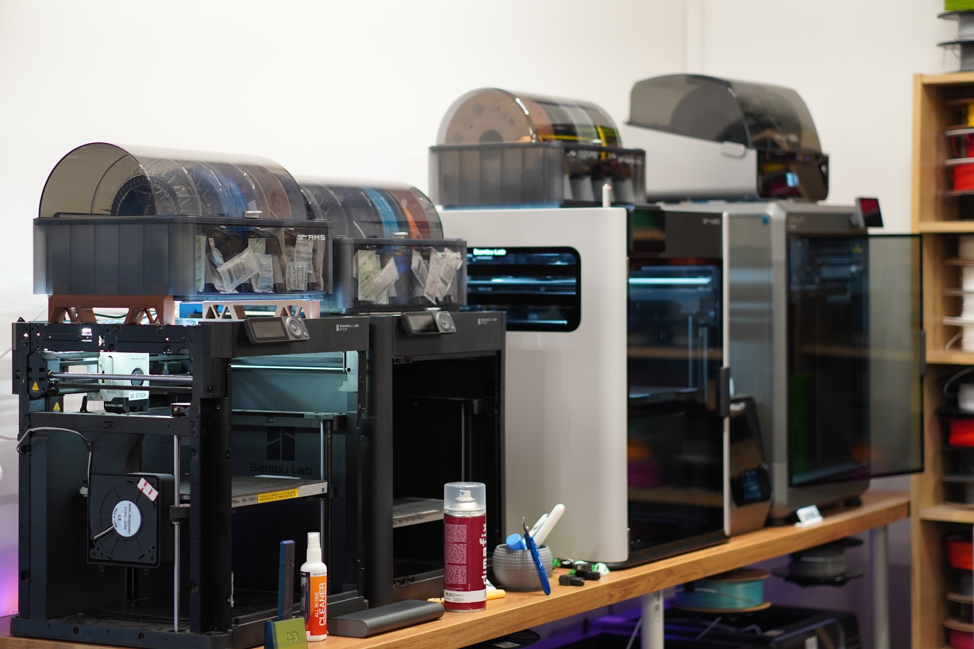 Druckfarm 3D Pixel – Bambu-Lab-Drucker mit AMS-Einheiten für automatischen Filamentwechsel
